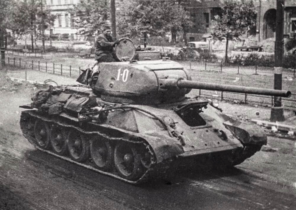 T-34-85 Rudy: Der beste Freund des Panzerfahrers und ein Hund ...