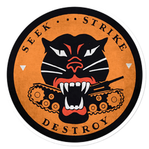 « Seek, Strike, Destroy » L'emblème du 894e bataillon de chasseurs de chars lors de la Seconde Guerre mondiale.